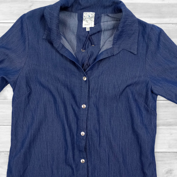 NAÏF Women's Blue Chambray Button Up Top- Size Small - Picture 2 of 7